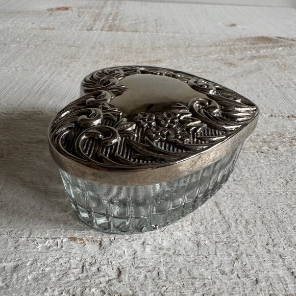 Vintage Clear Glass Heart Shaped Trinket Dish with Silver Plated Lid - Picture 6 of 9